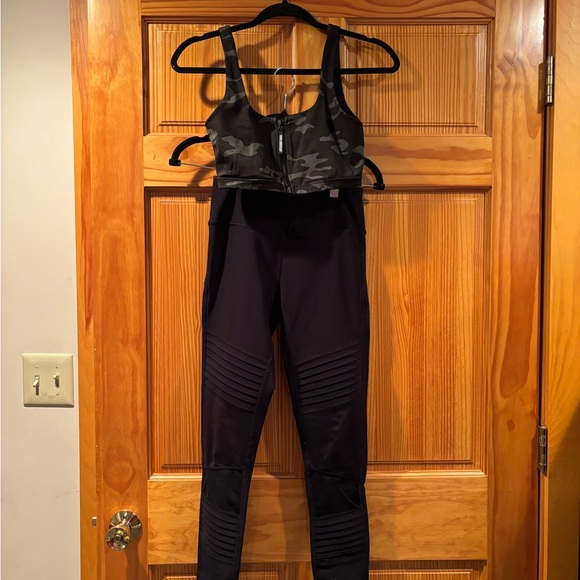 Good American GA Performance sports bra, with zipper front - Picture 2 of 2